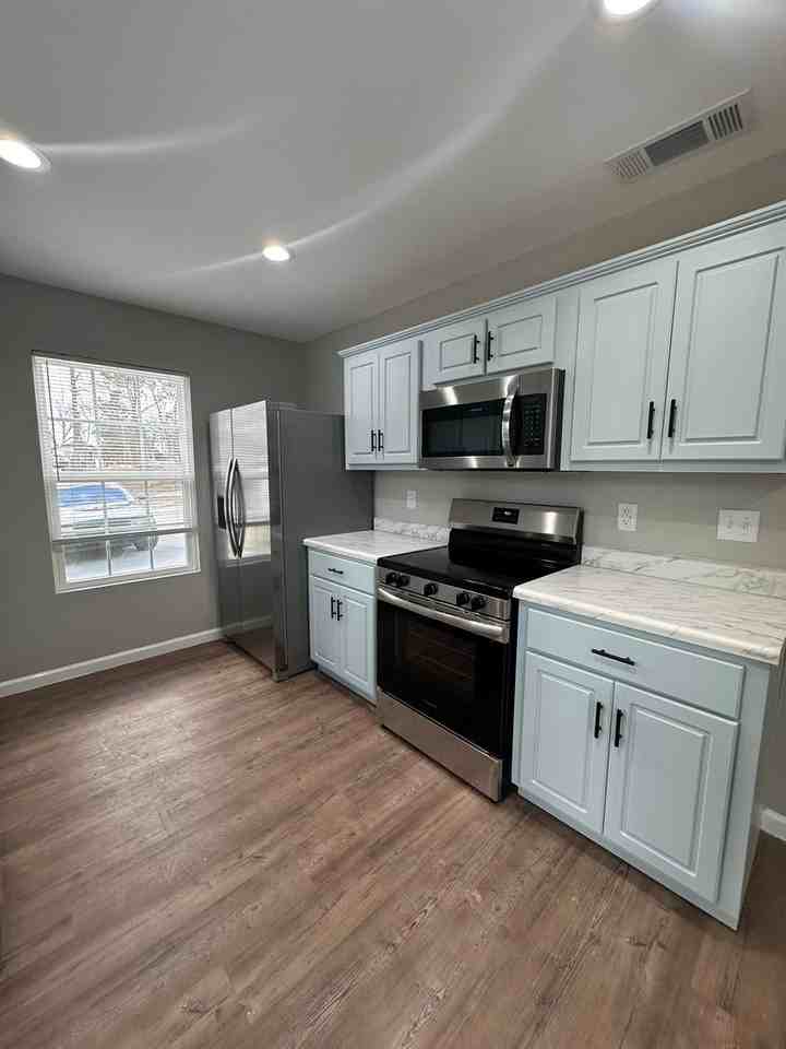 906 Moxley Dr - Photo 4 of 30