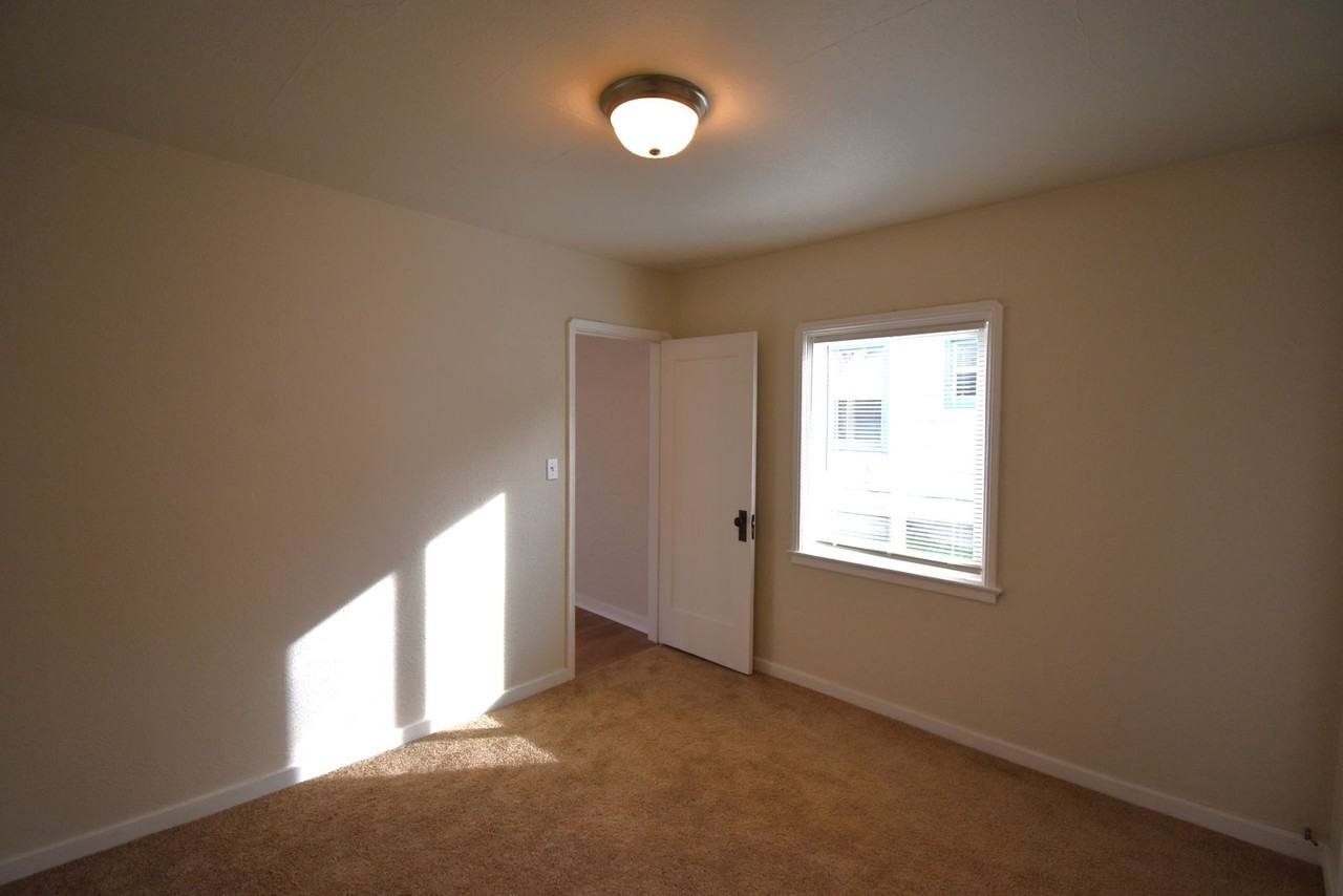 320 S Main St - Photo 4 of 15