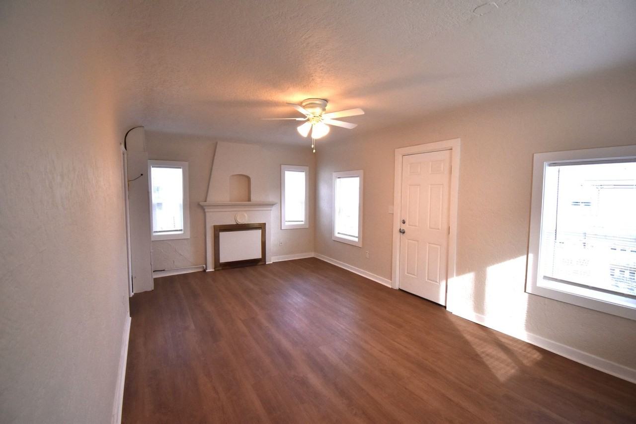 320 S Main St - Photo 6 of 15