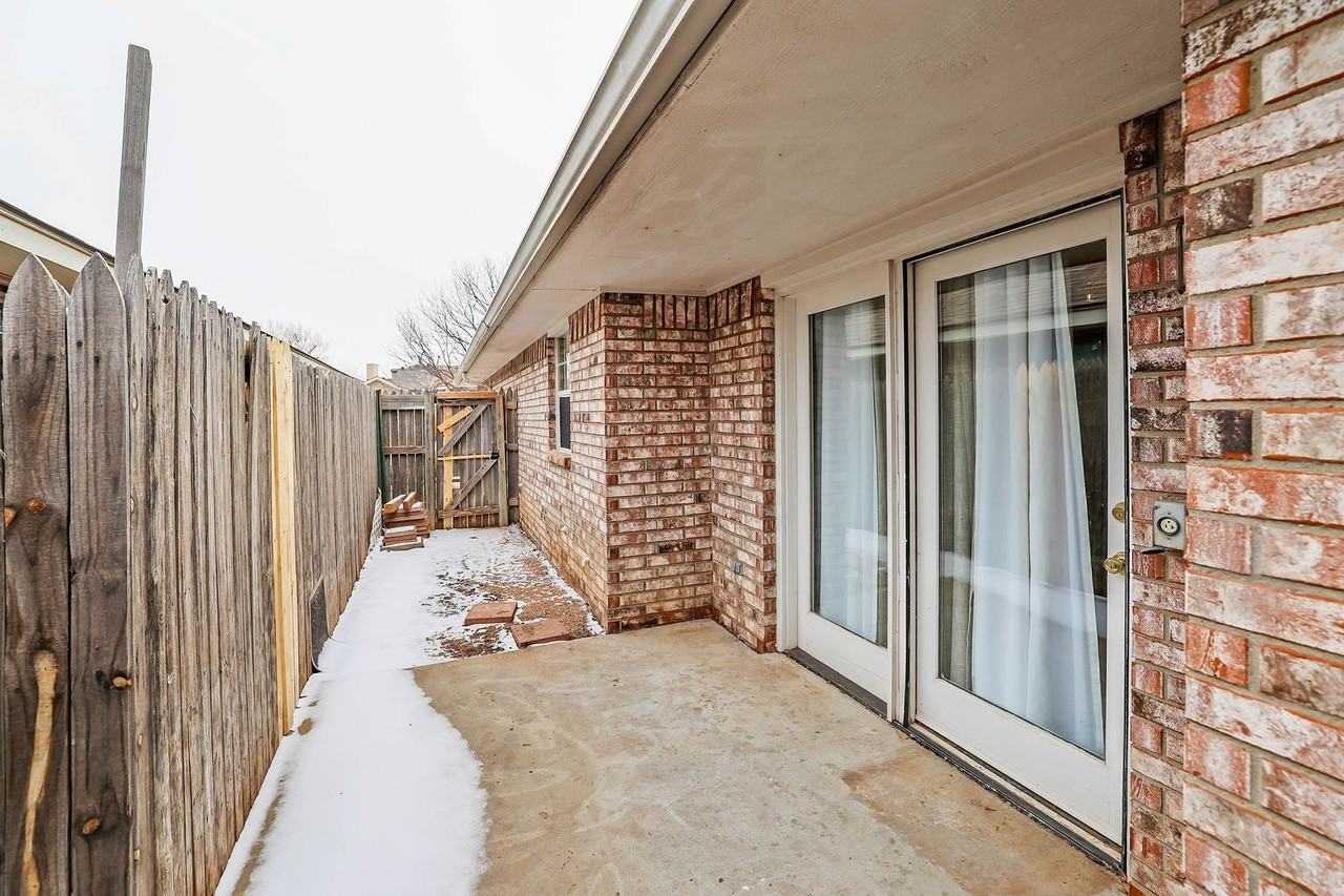 5706 Laguna Dr - Photo 3 of 26