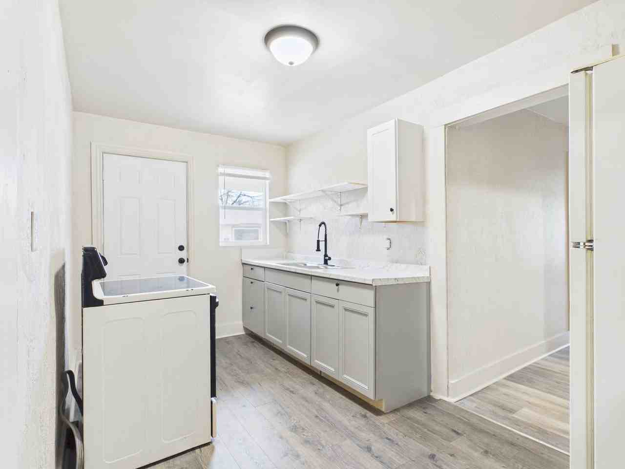 1111 Sw 13th Ave - Photo 4 of 21