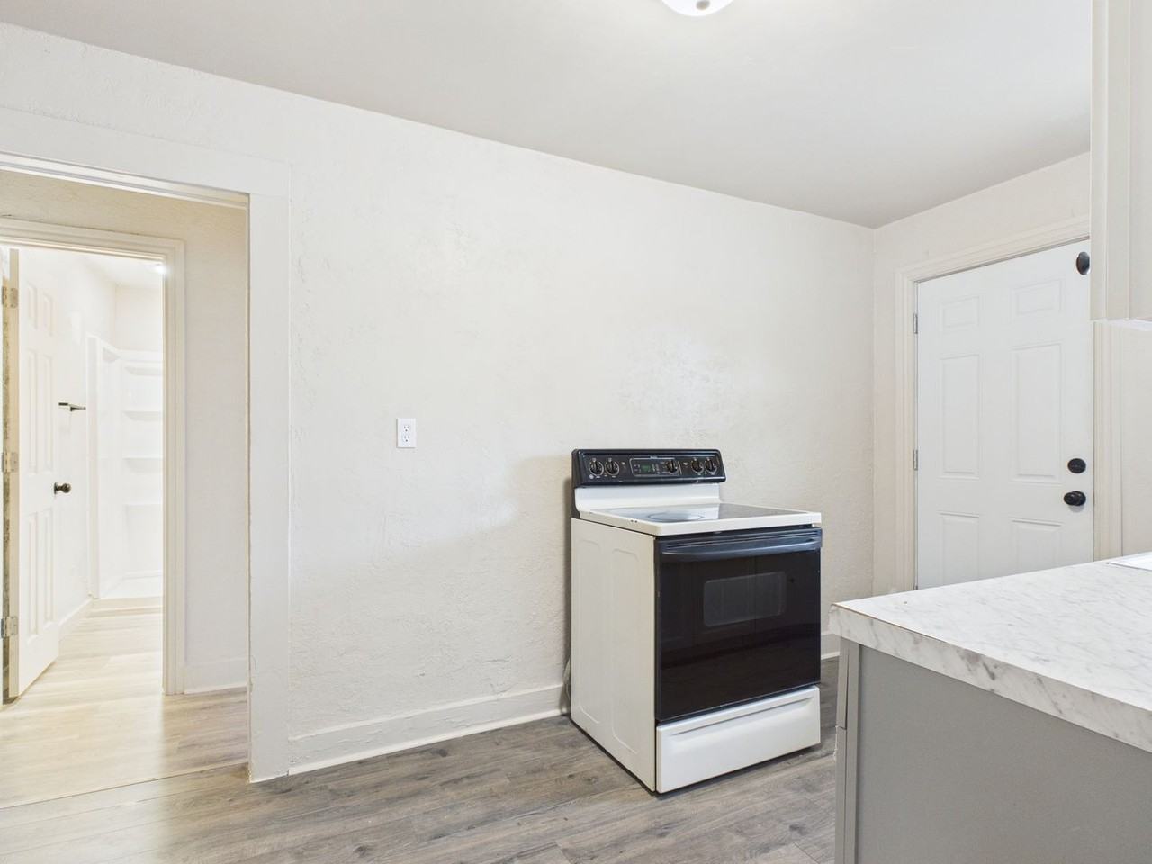 1111 Sw 13th Ave - Photo 5 of 21