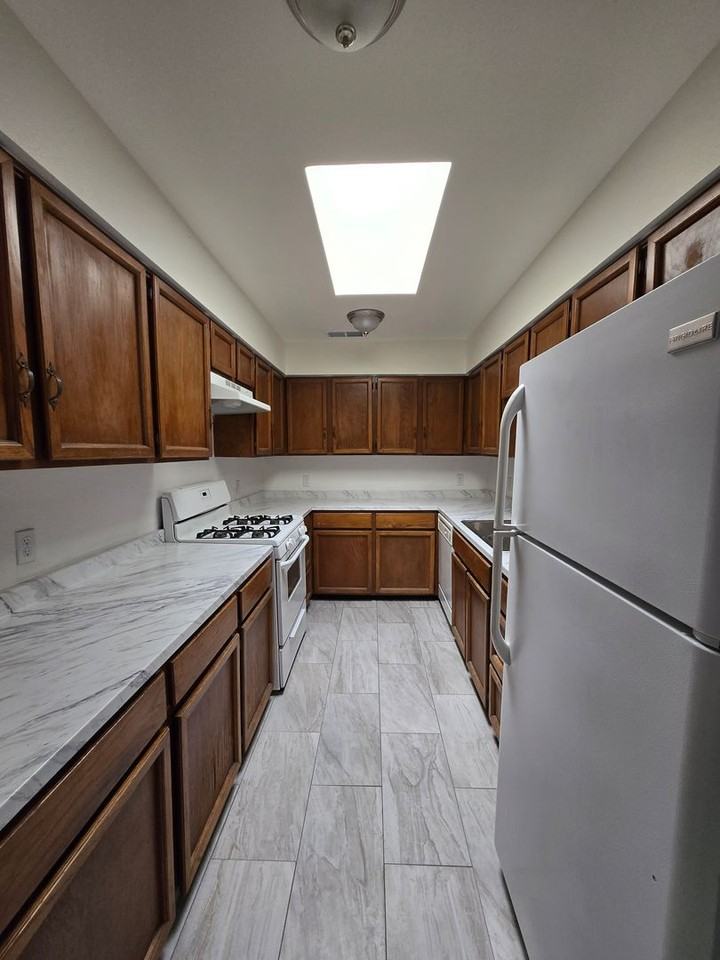 4104 Pawnee Dr Apt B - Photo 3 of 16