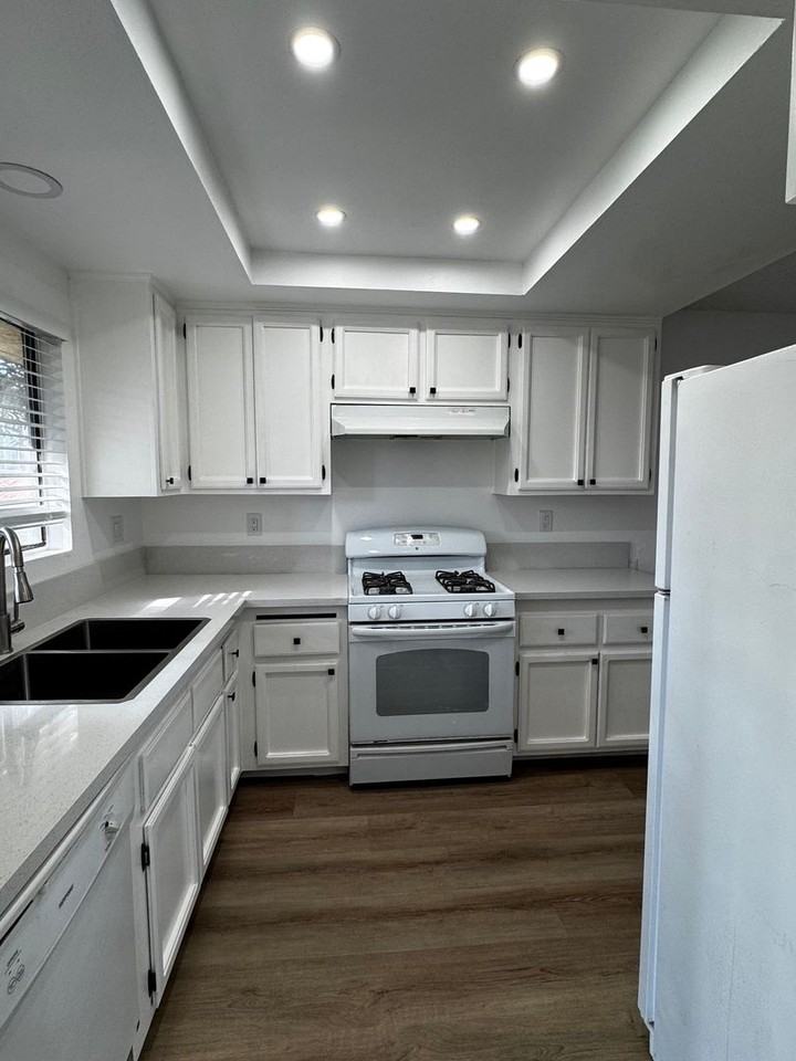 1995 Maple Ave - Photo 2 of 9