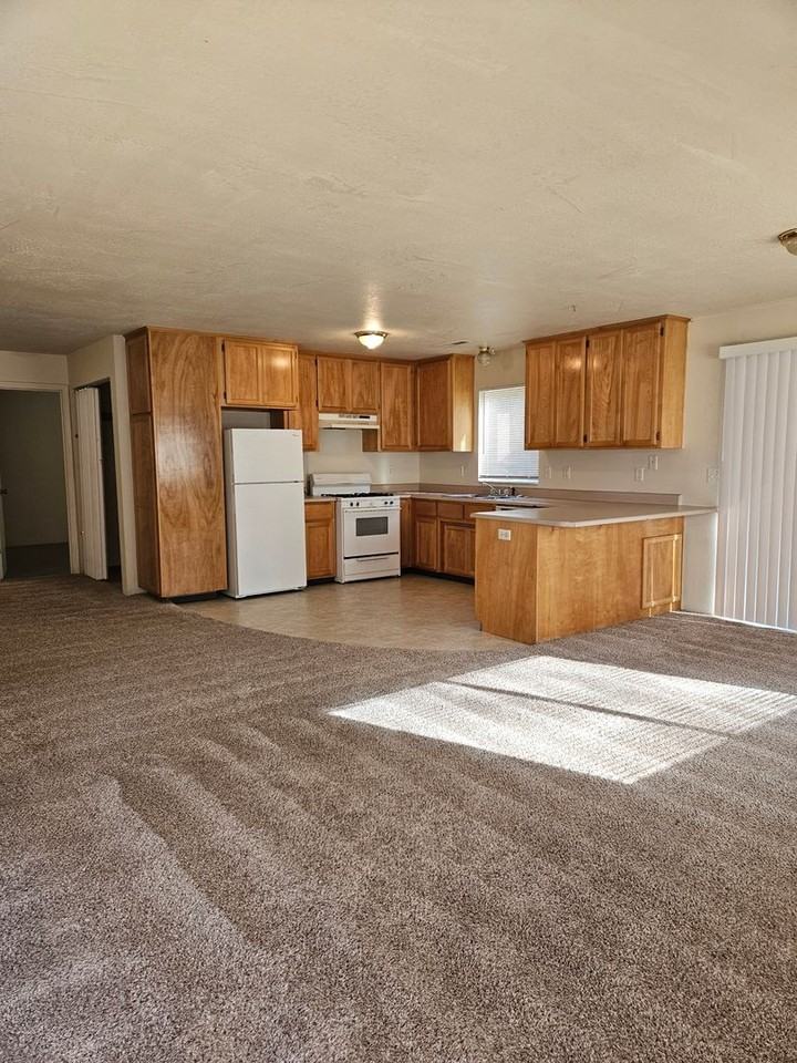 214 Oak St #B - Photo 3 of 19