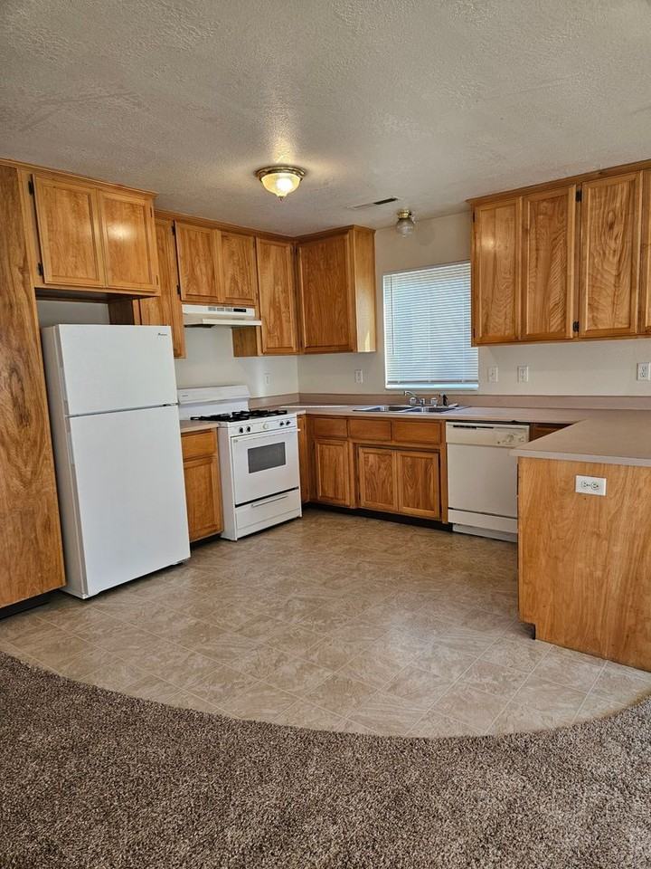 214 Oak St #B - Photo 5 of 19