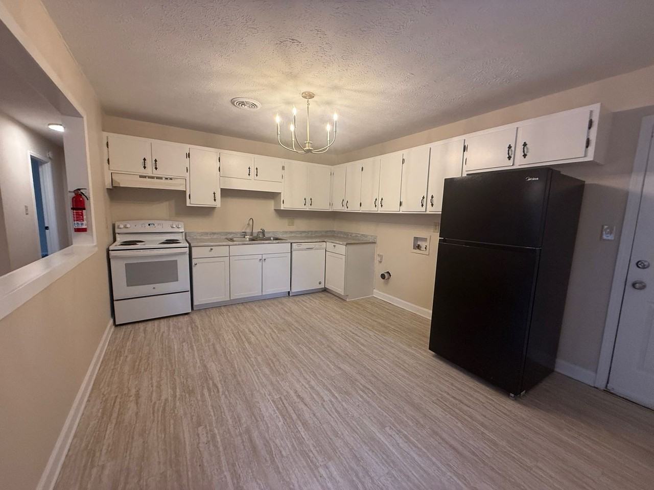 150 Essex Ct - Photo 3 of 11