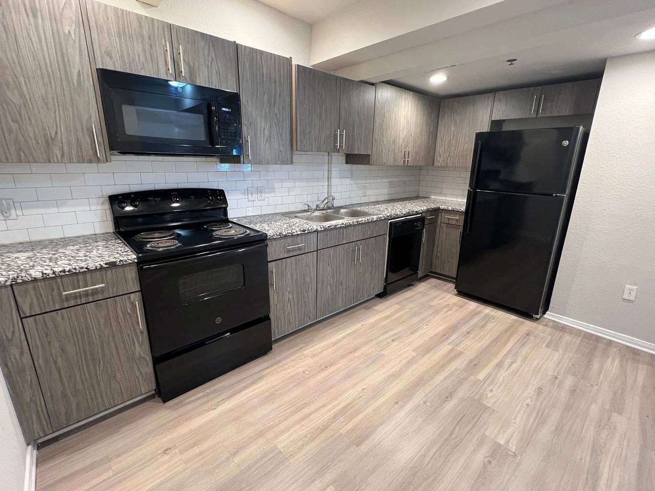 1307 Austin Ave #403 - Photo 2 of 13