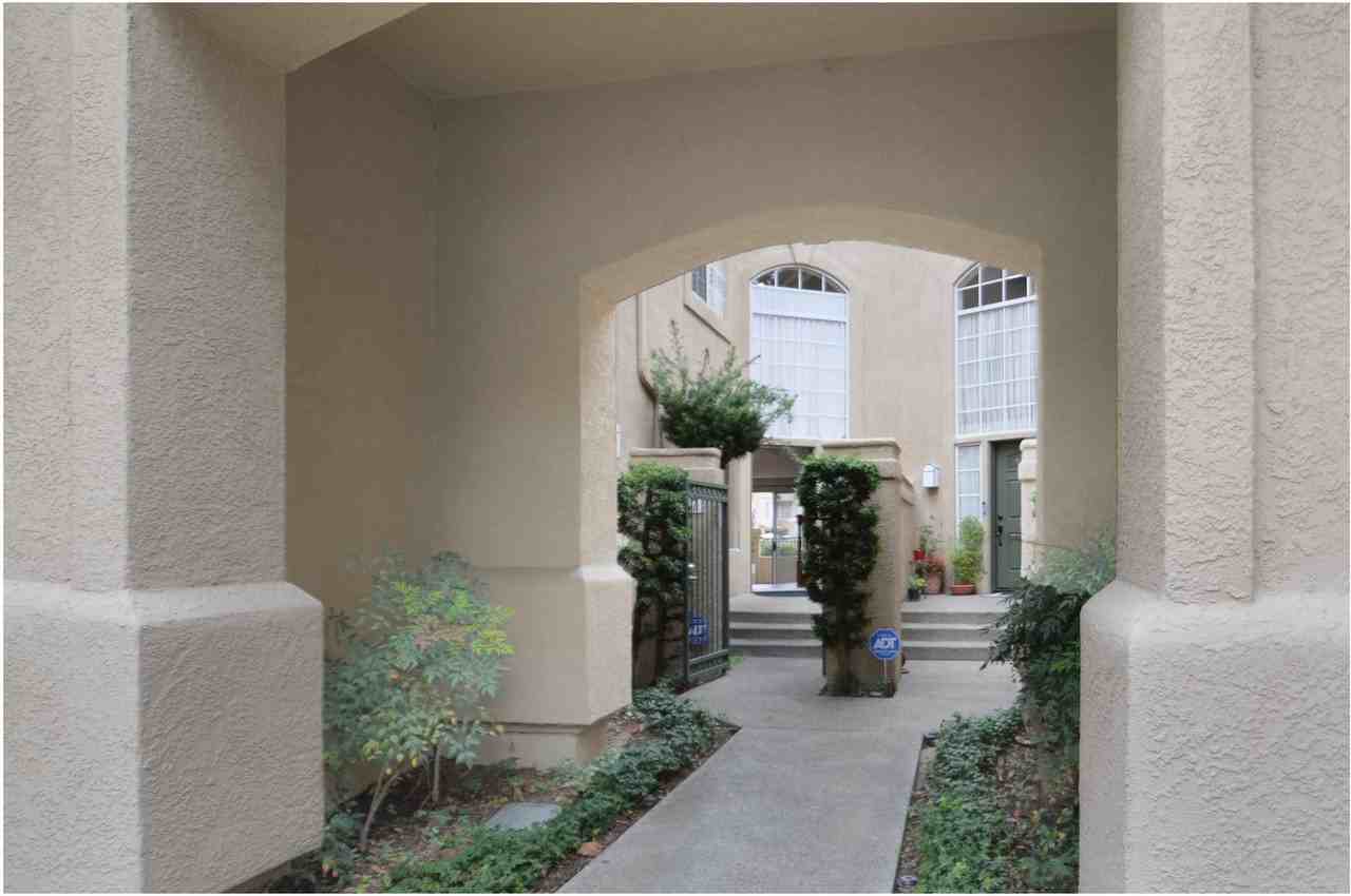 7 Landmark Pl - Photo 2 of 32