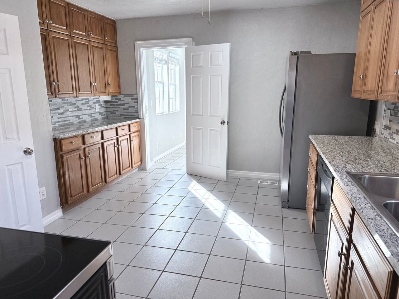 1908 Nw 23rd St - Photo 4 of 19