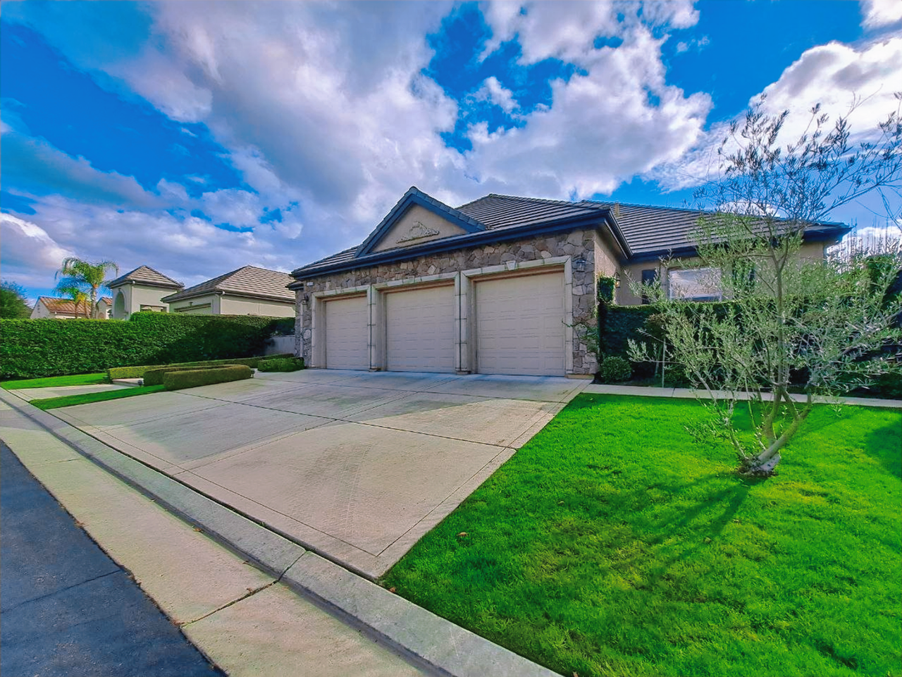 1367 E Glenlake Ln - Photo 2 of 46