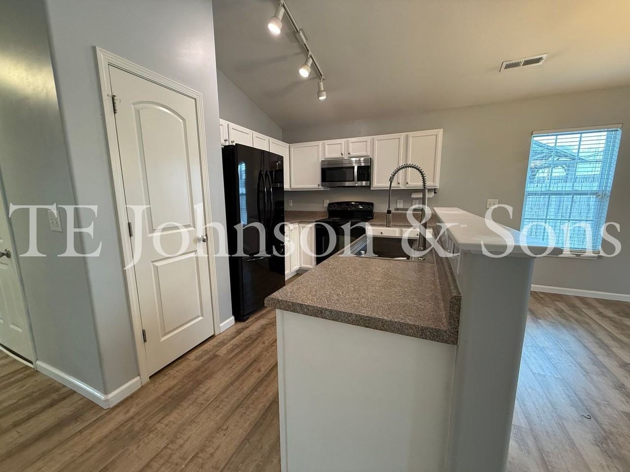 3119 Bushfield Dr - Photo 2 of 26