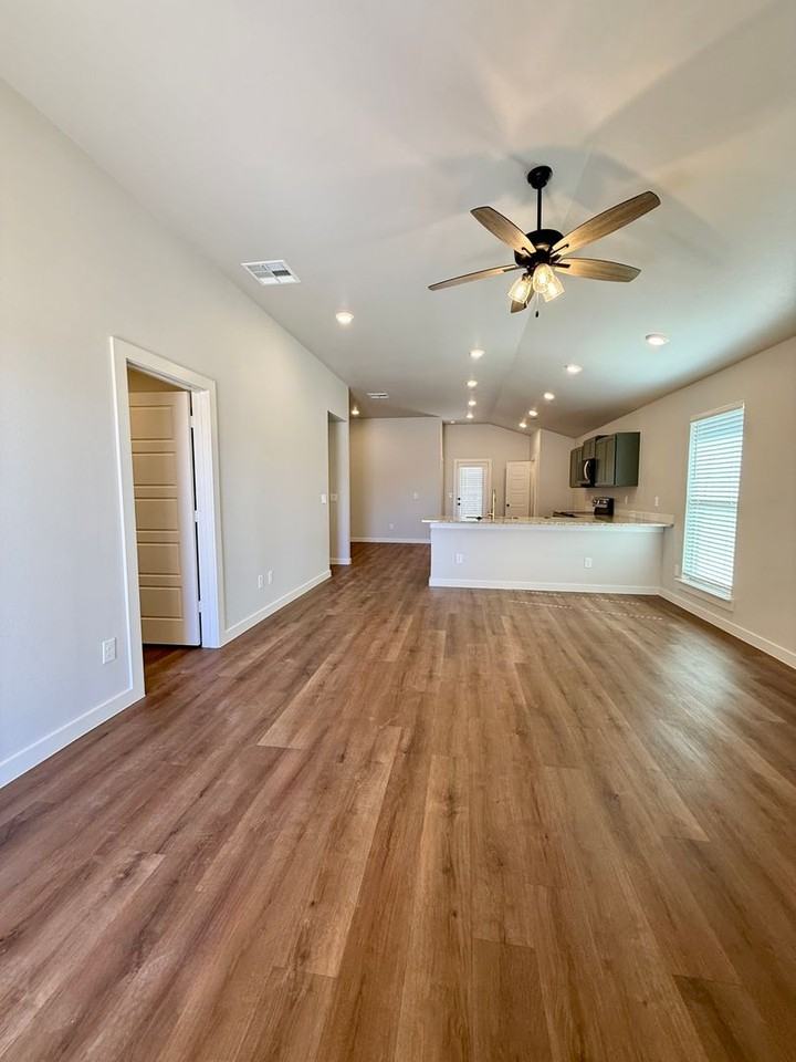 2119 Langford Ave - Photo 3 of 24