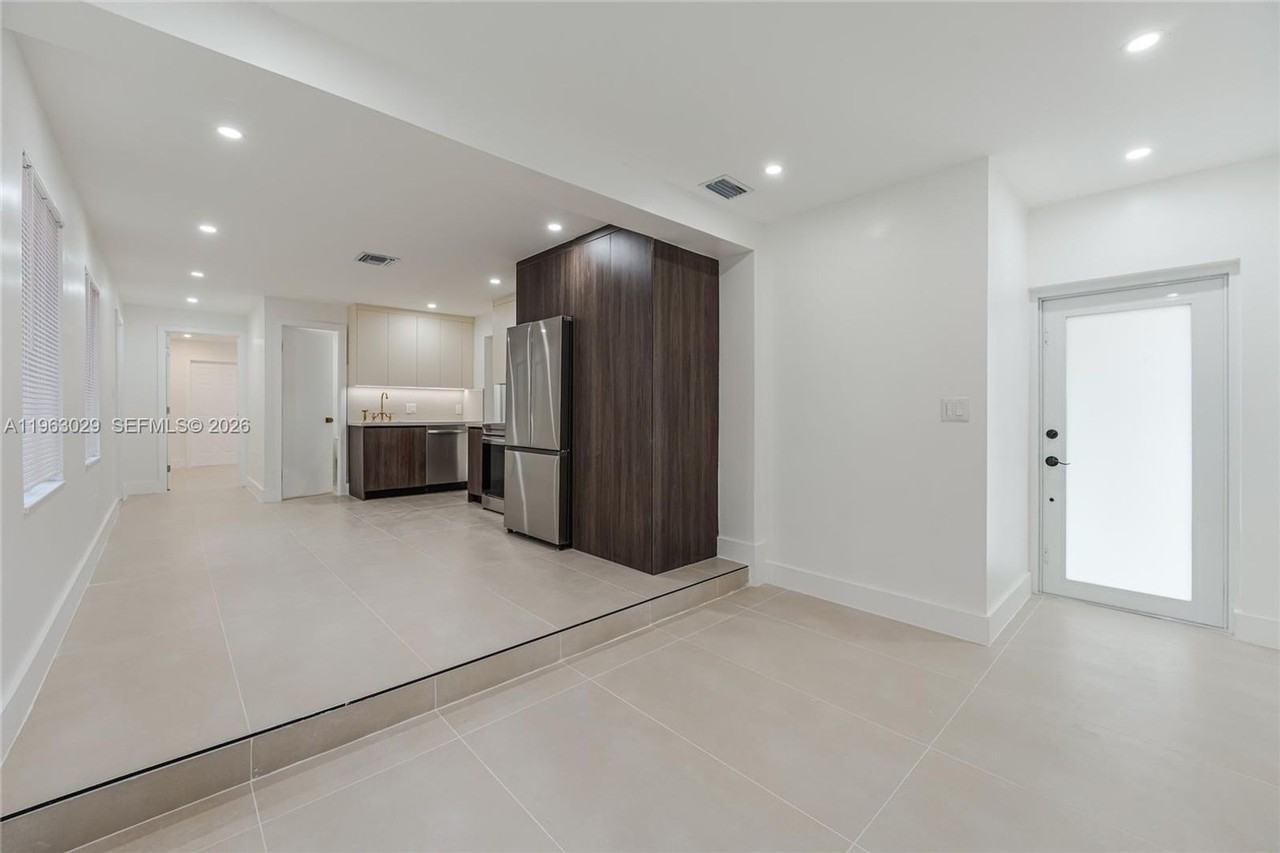 1065 Nw 50th St - Photo 3 of 20