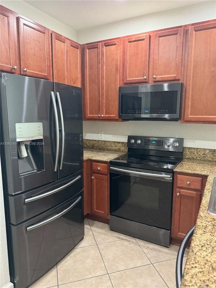 1048 Ne 30th Ave - Photo 2 of 20