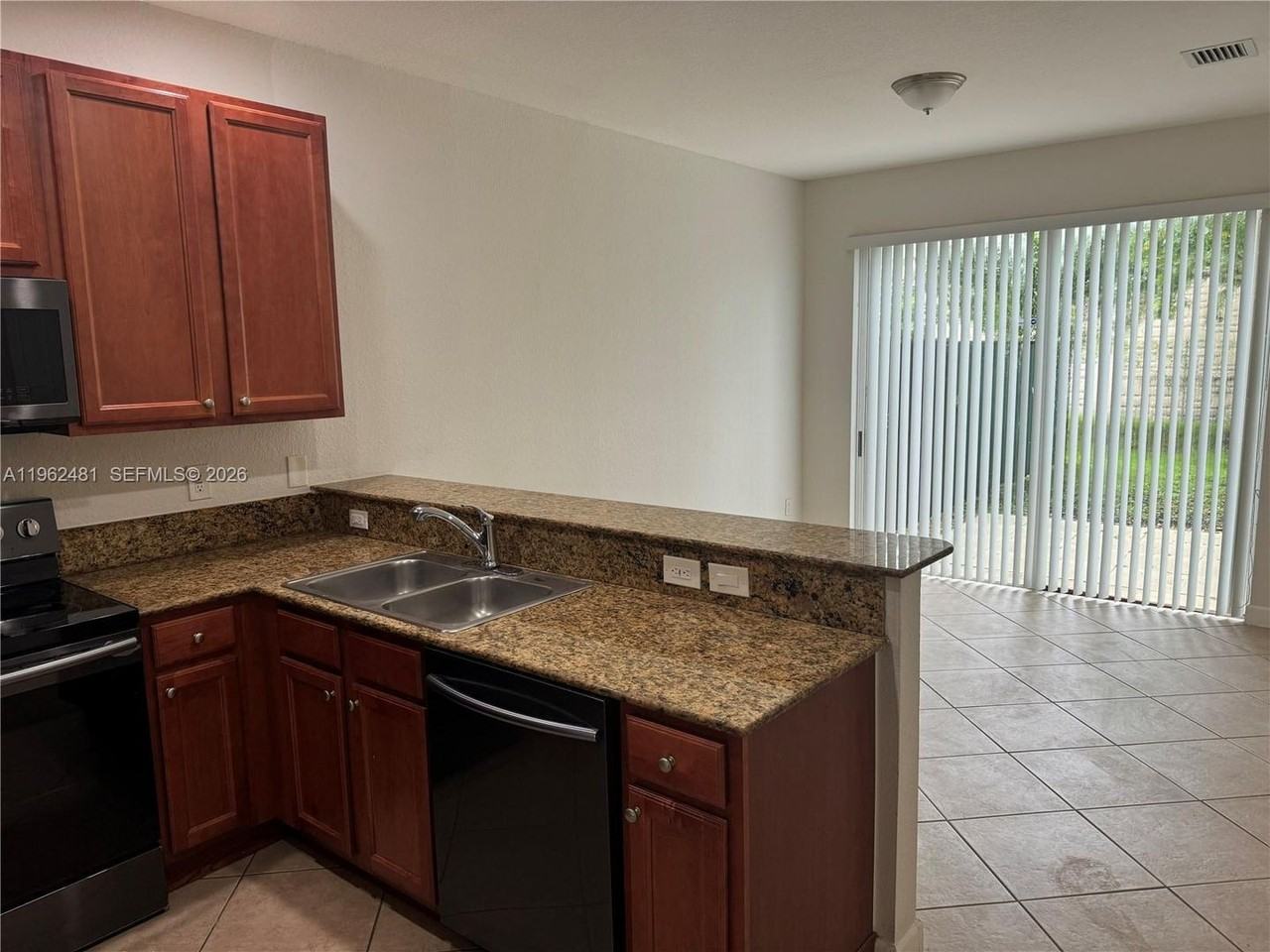 1048 Ne 30th Ave - Photo 3 of 20