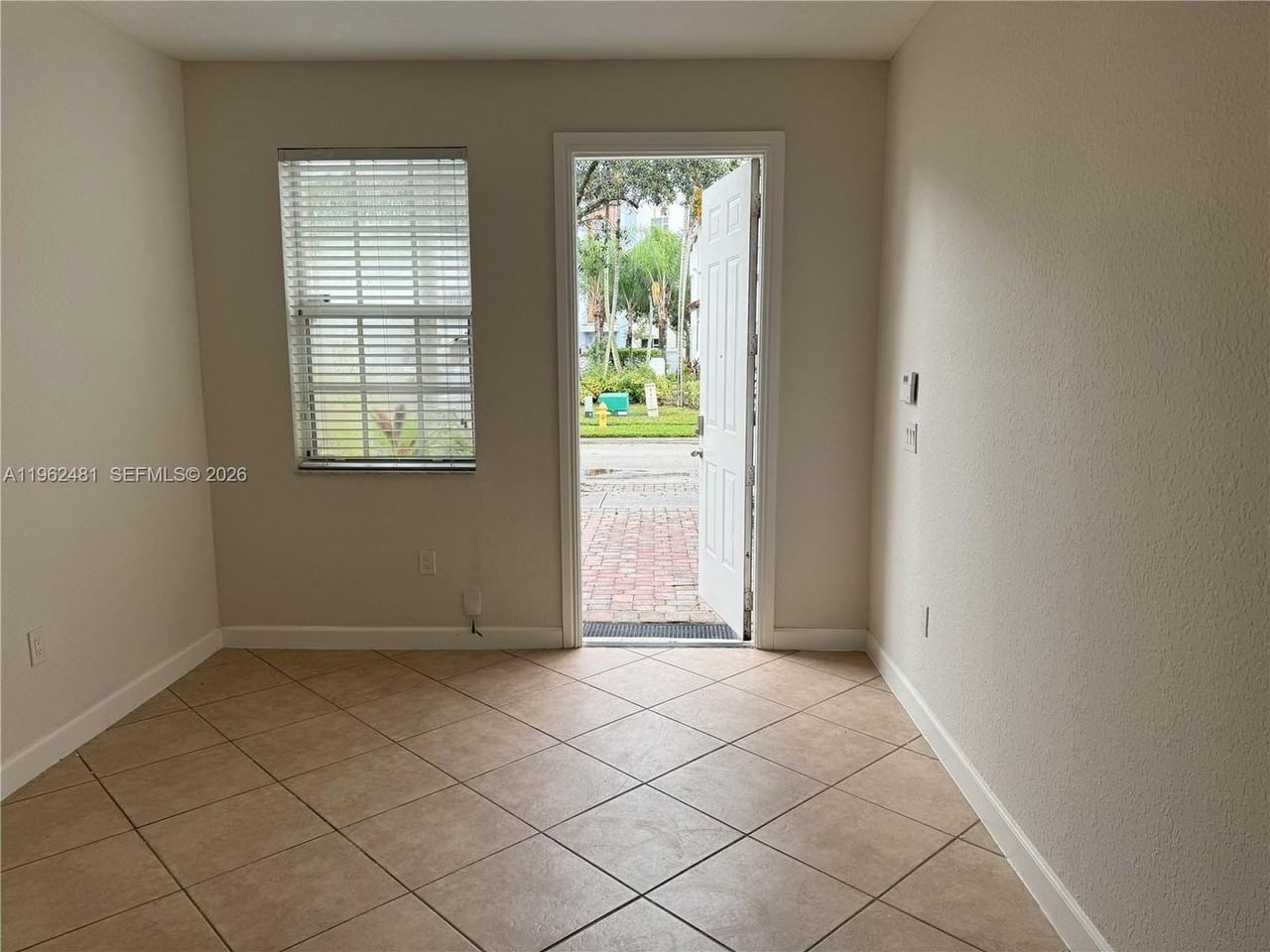 1048 Ne 30th Ave - Photo 5 of 20