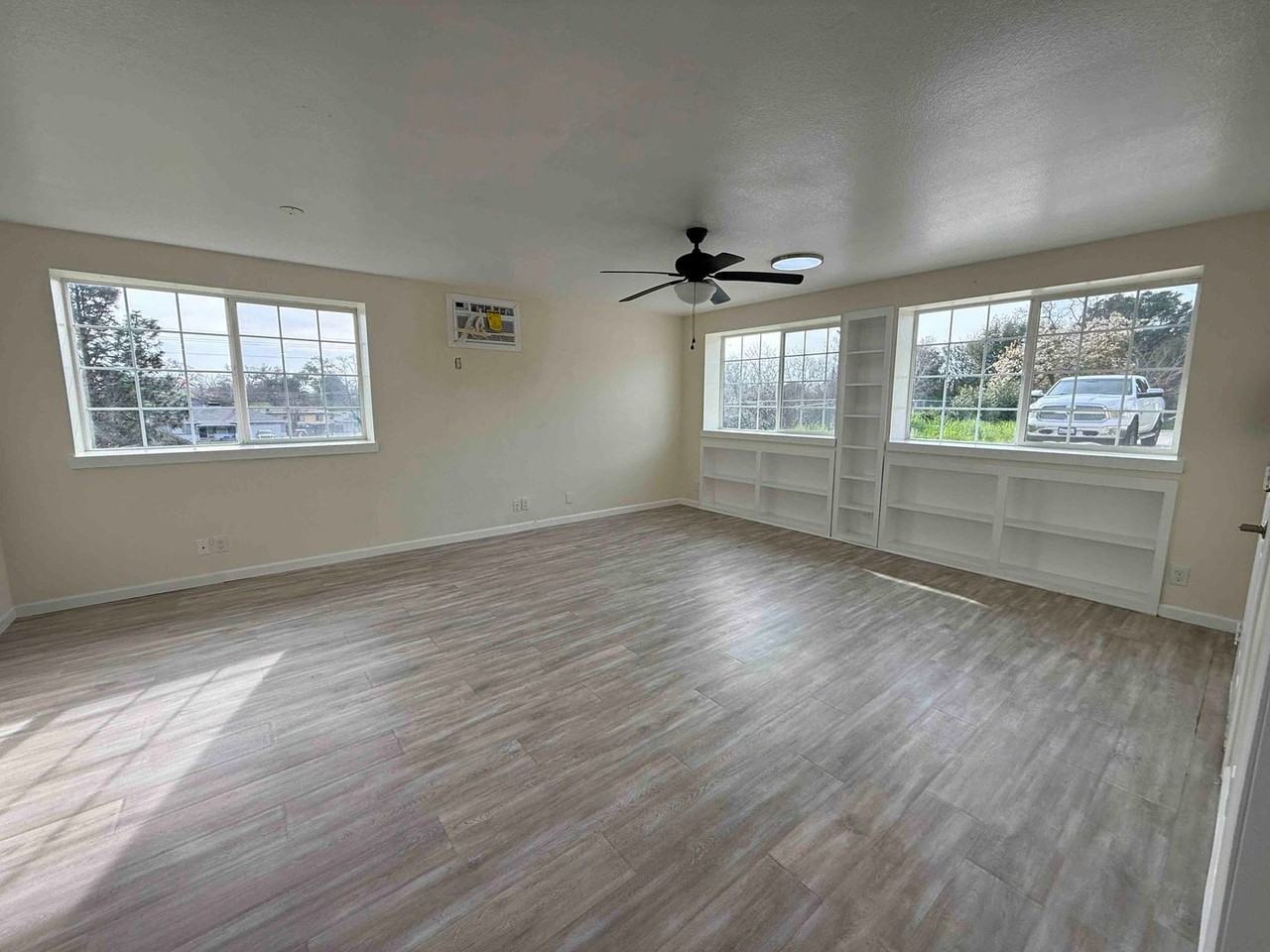 7024 Hazel Ave - Photo 3 of 19