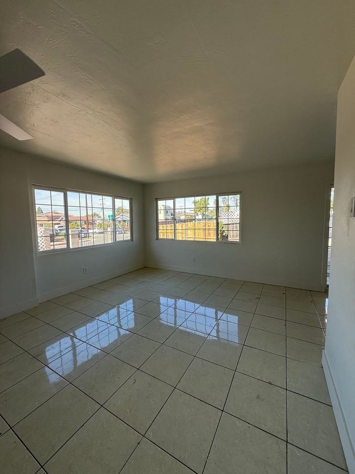 South 37th 4Plex - Photo 4 of 34