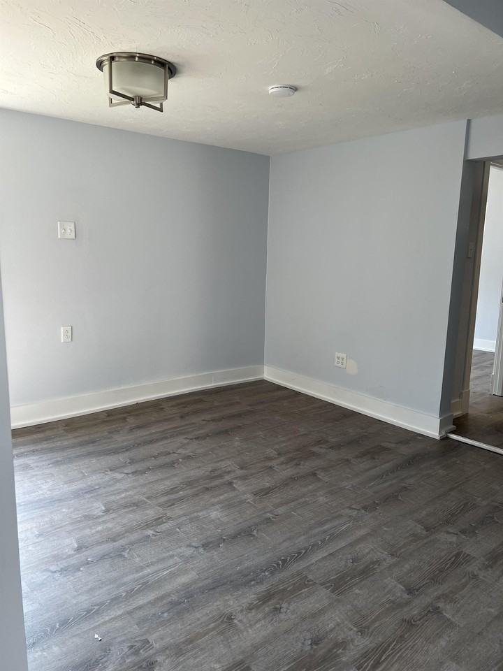 419 W 6th St - Photo 2 of 10