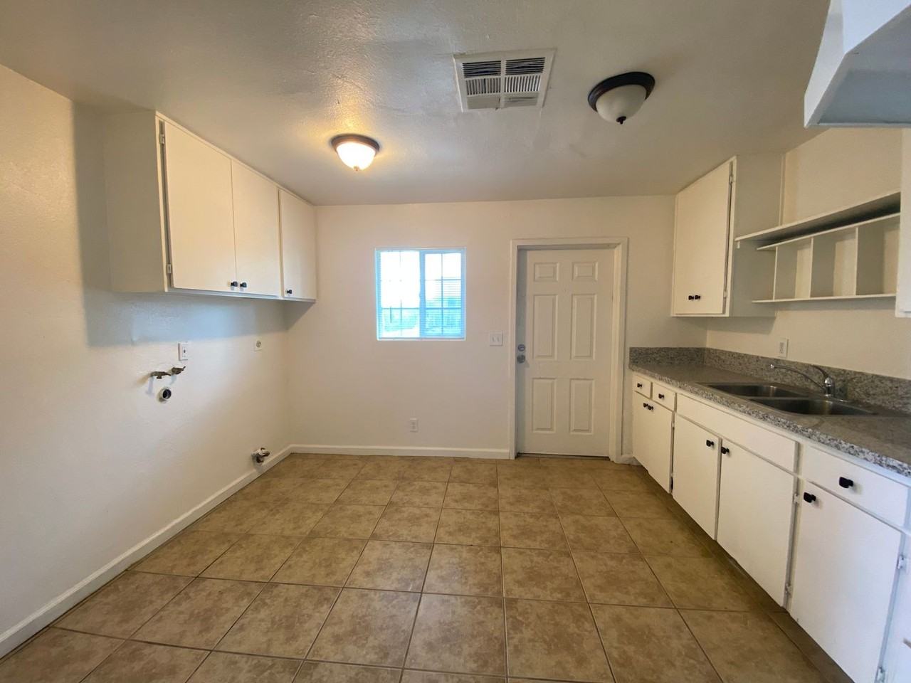 1020 S Robinson St - Photo 3 of 6