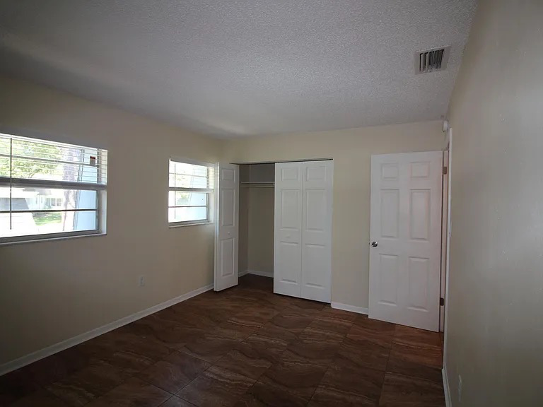 2567 Se 15th Ave #B - Photo 3 of 8