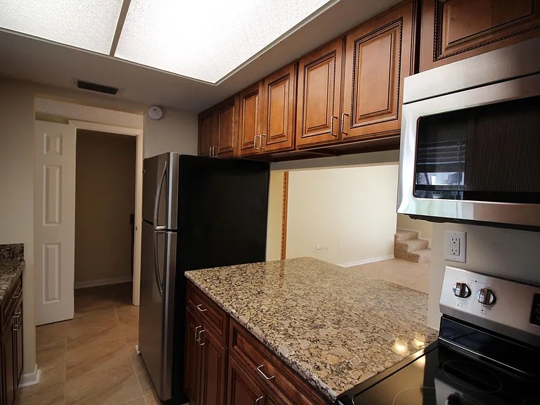 2567 Se 15th Ave #B - Photo 5 of 8