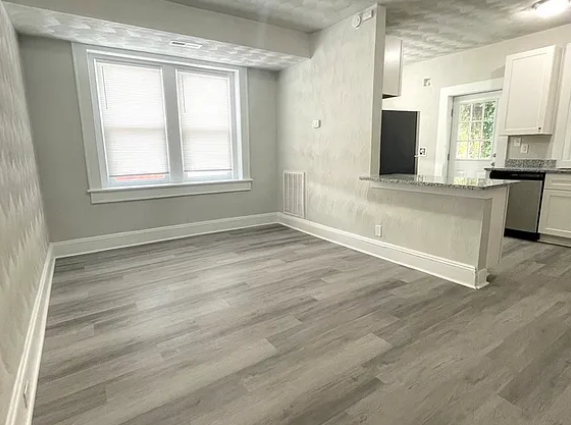 527 W 37th St #5 - Photo 2 of 12