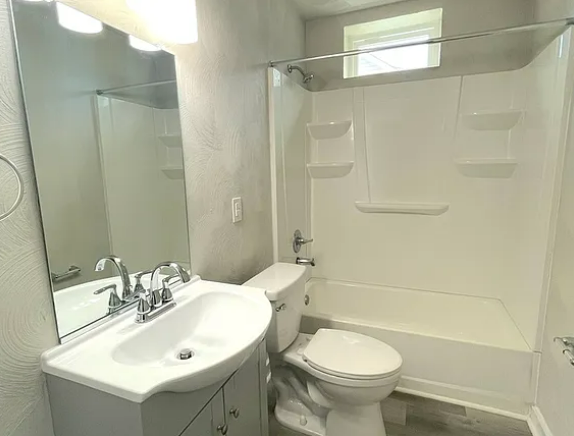 527 W 37th St #5 - Photo 5 of 12