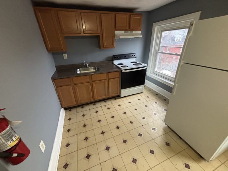 811 W Main St #4 - Photo 6 of 9