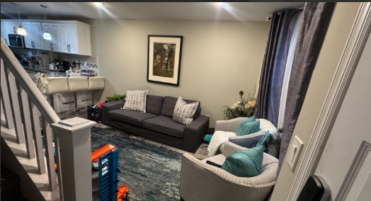 956 1/2 Dehart Pl - Photo 3 of 17