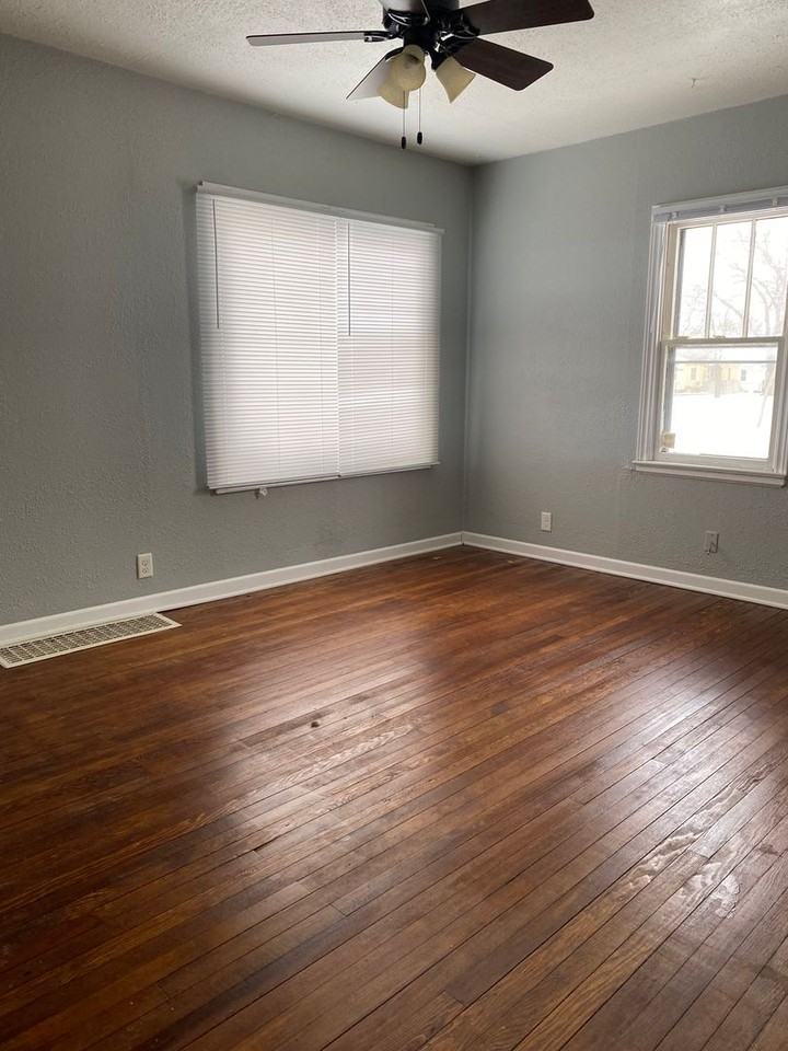 820 Adrian St - Photo 2 of 8