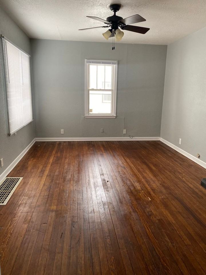 820 Adrian St - Photo 3 of 8