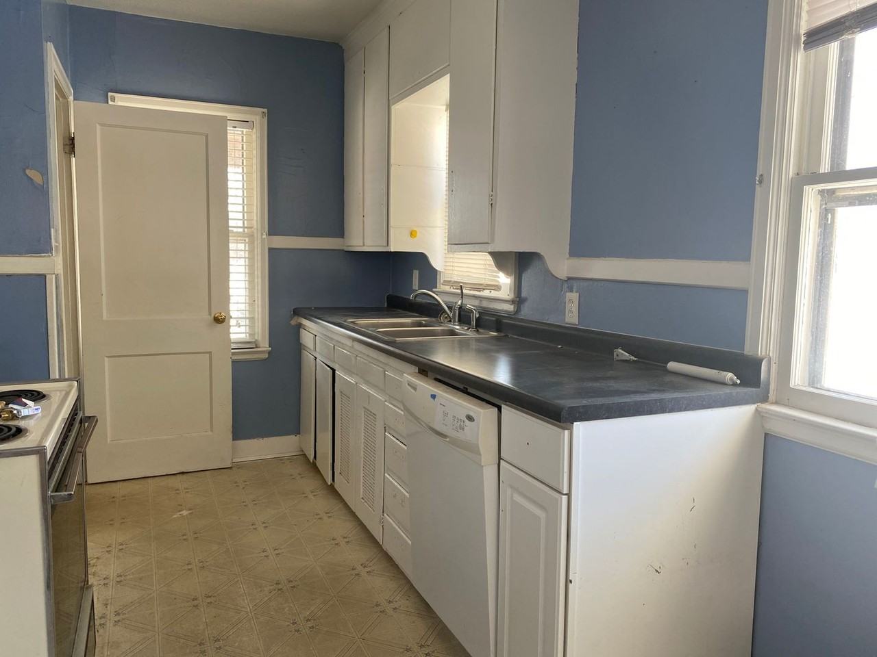 820 Adrian St - Photo 5 of 8