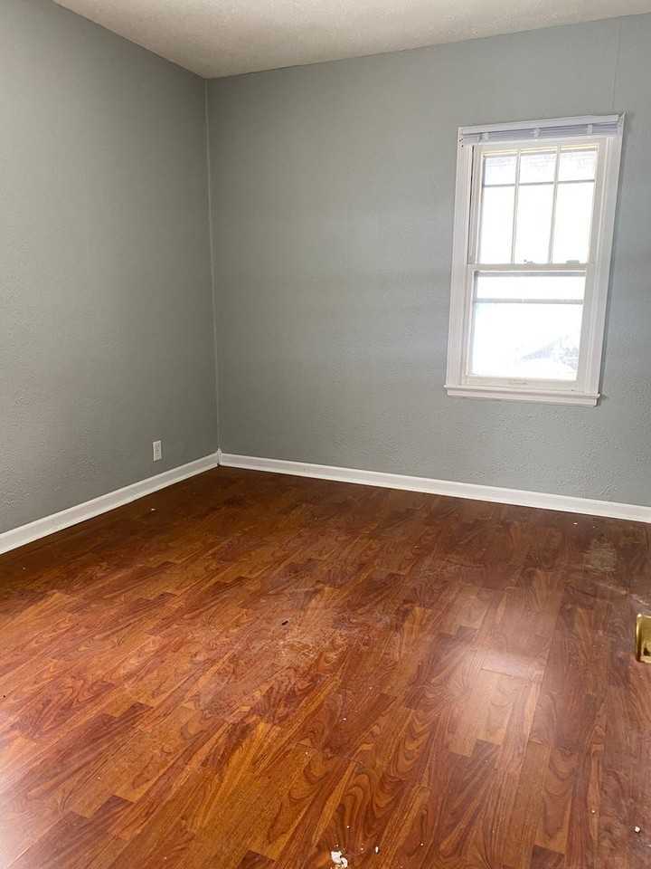 820 Adrian St - Photo 7 of 8