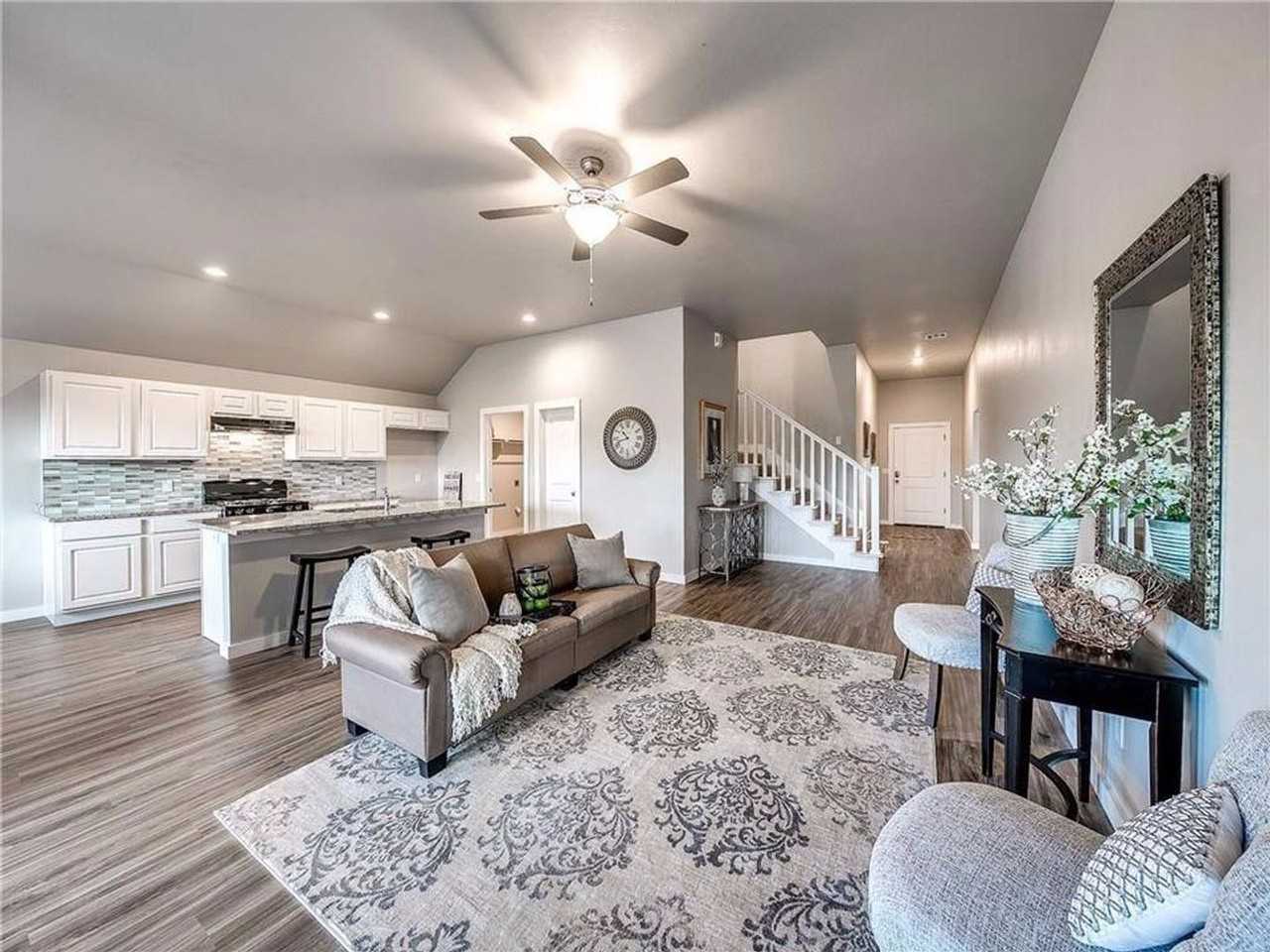 1270 Lakeview Dr - Photo 4 of 20