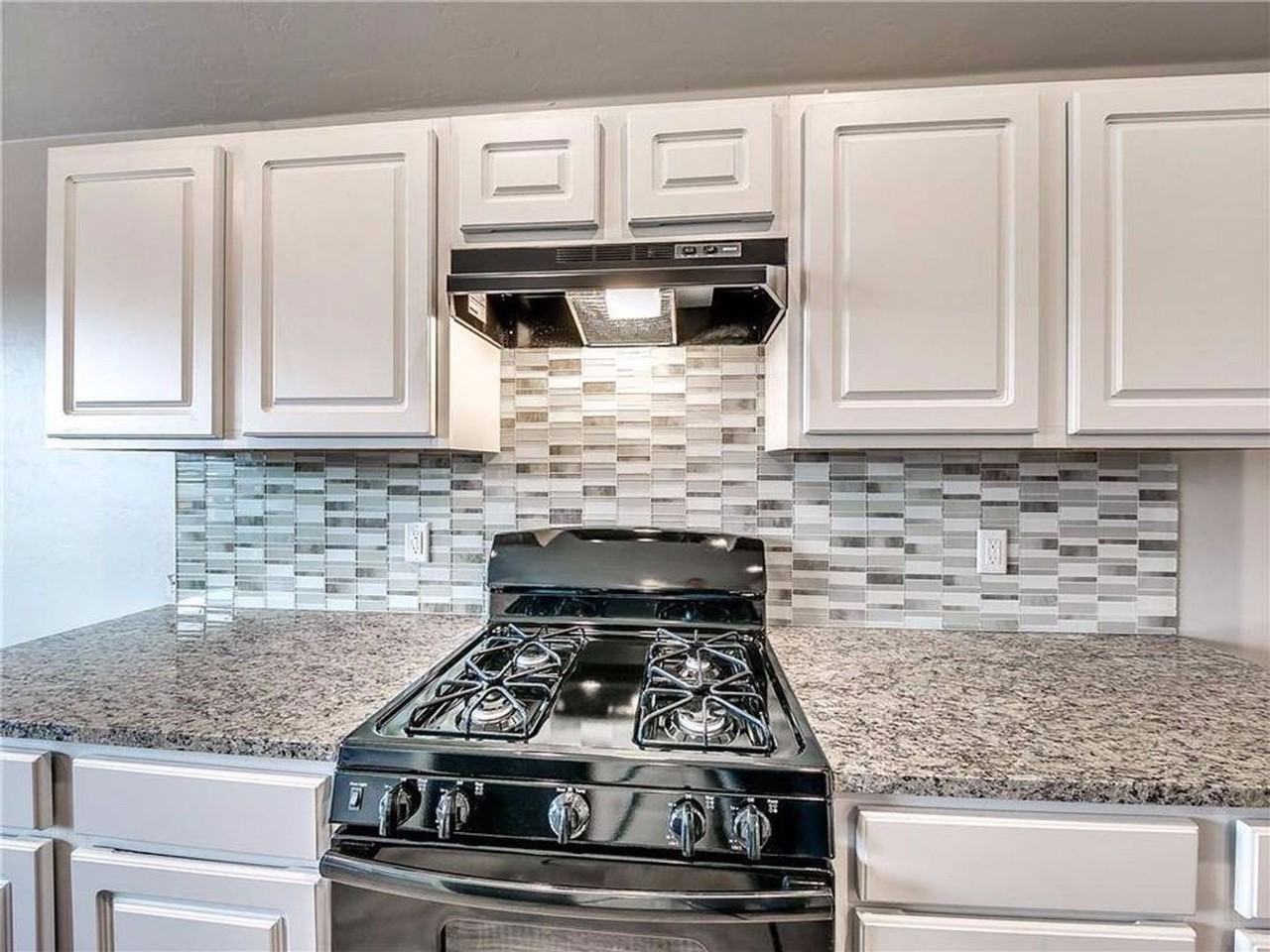 1270 Lakeview Dr - Photo 6 of 20