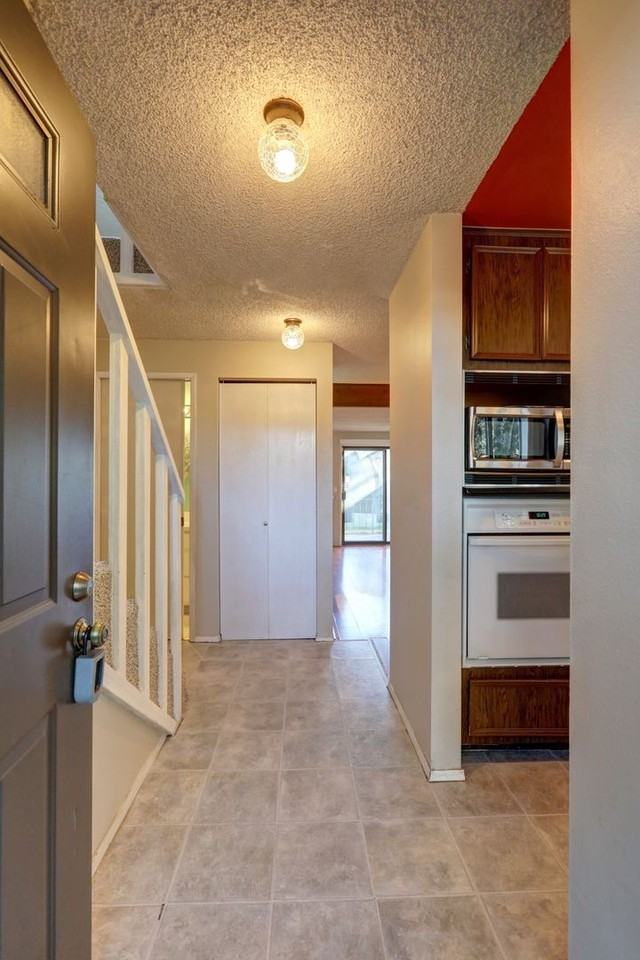 1802 Maple Ln Apt A1 - Photo 3 of 19