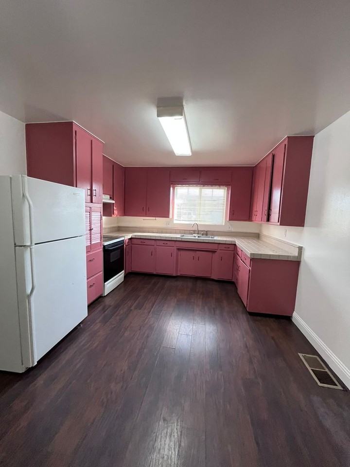 260 W J St - Photo 5 of 17