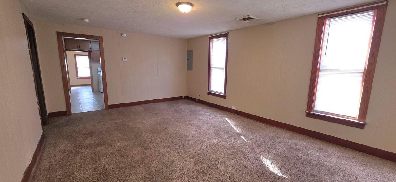 646 W Lynn St - Photo 2 of 10