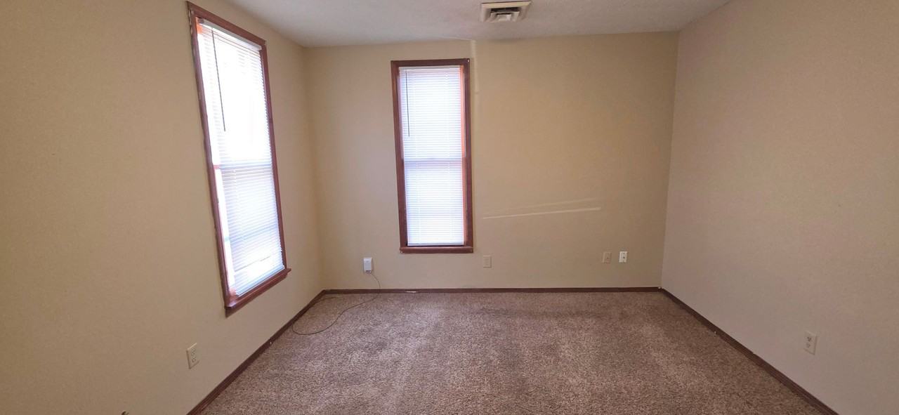 646 W Lynn St - Photo 3 of 10