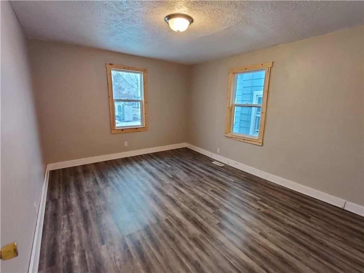 421 Colescott St - Photo 6 of 17