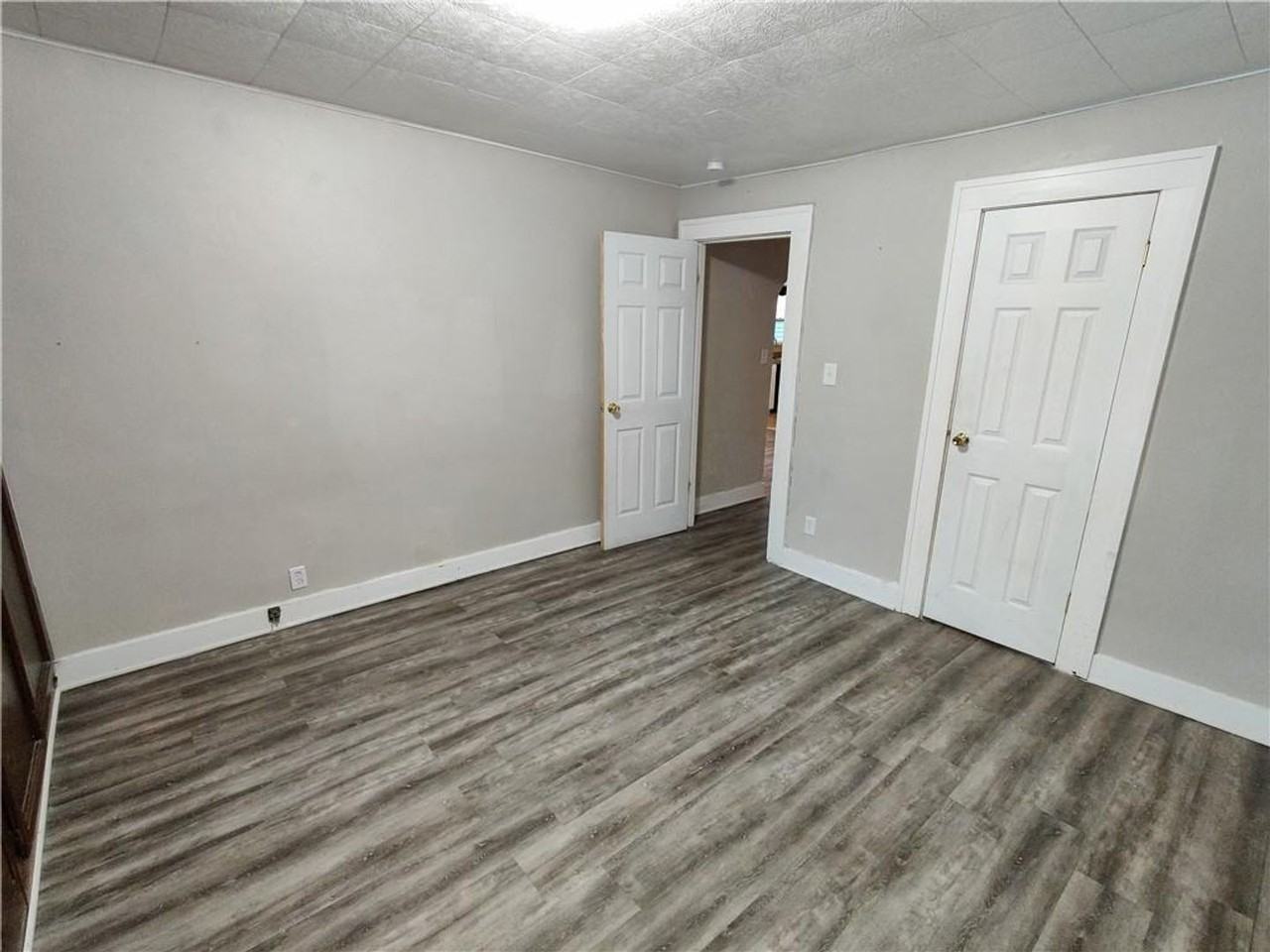 421 Colescott St - Photo 7 of 17