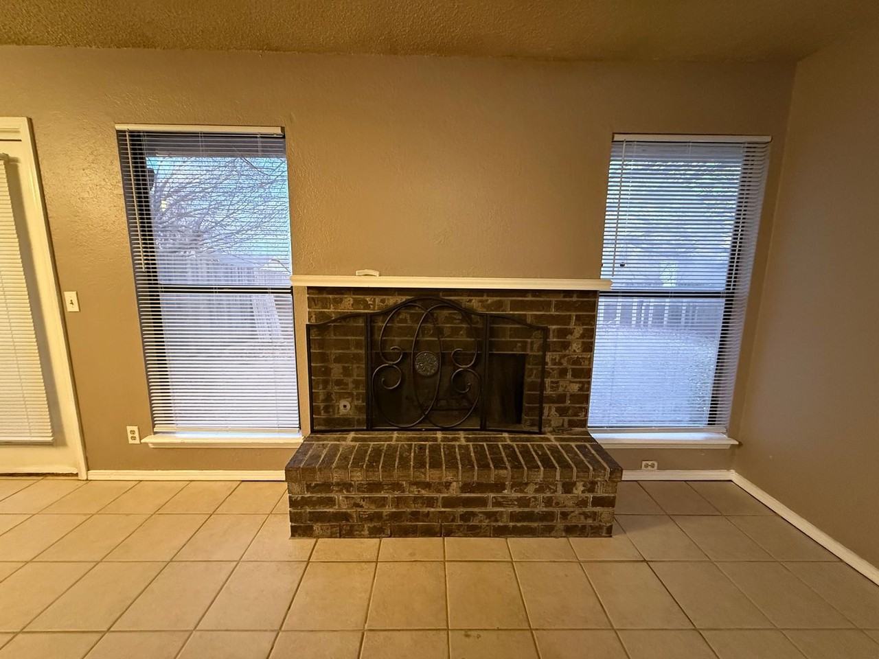 4811 S Hickory Ave - Photo 3 of 16