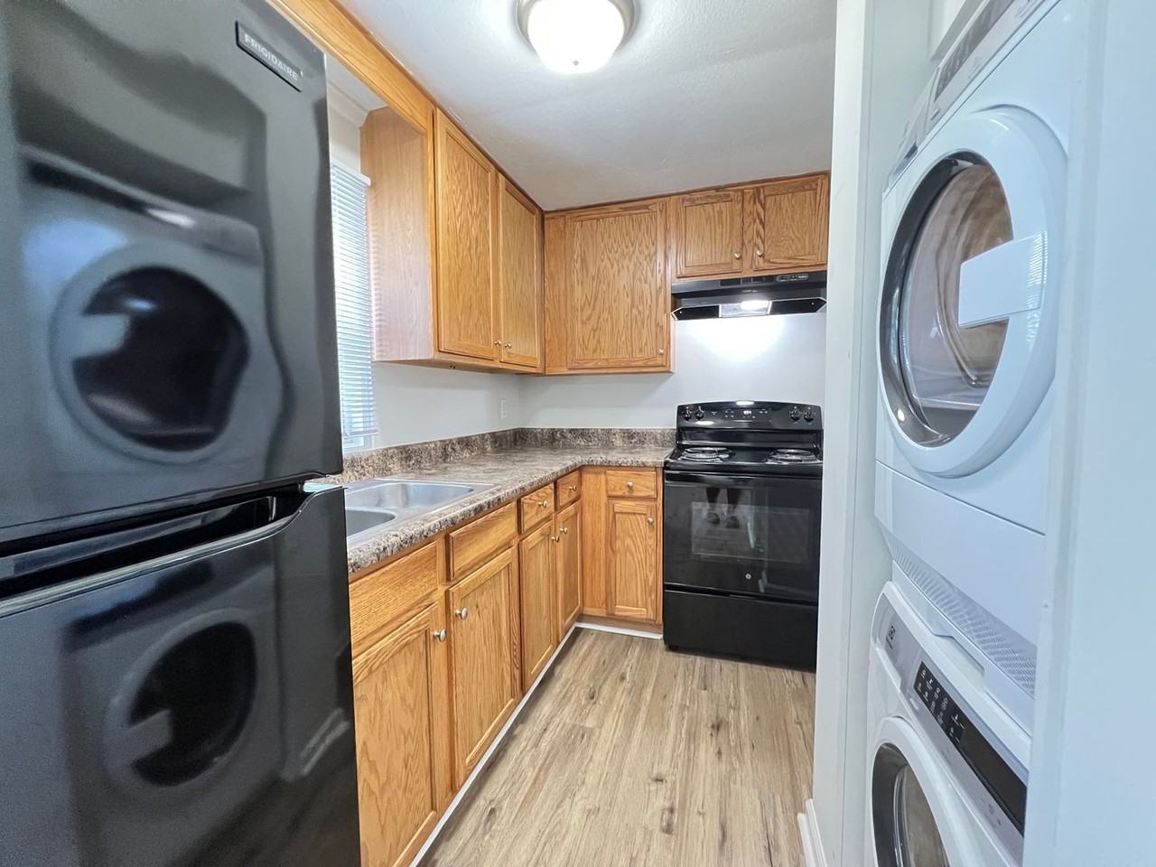 225 Smith St #E - Photo 3 of 8