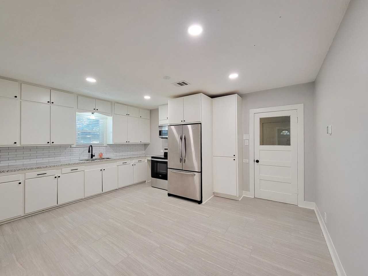 1113 San Jacinto St - Photo 5 of 25