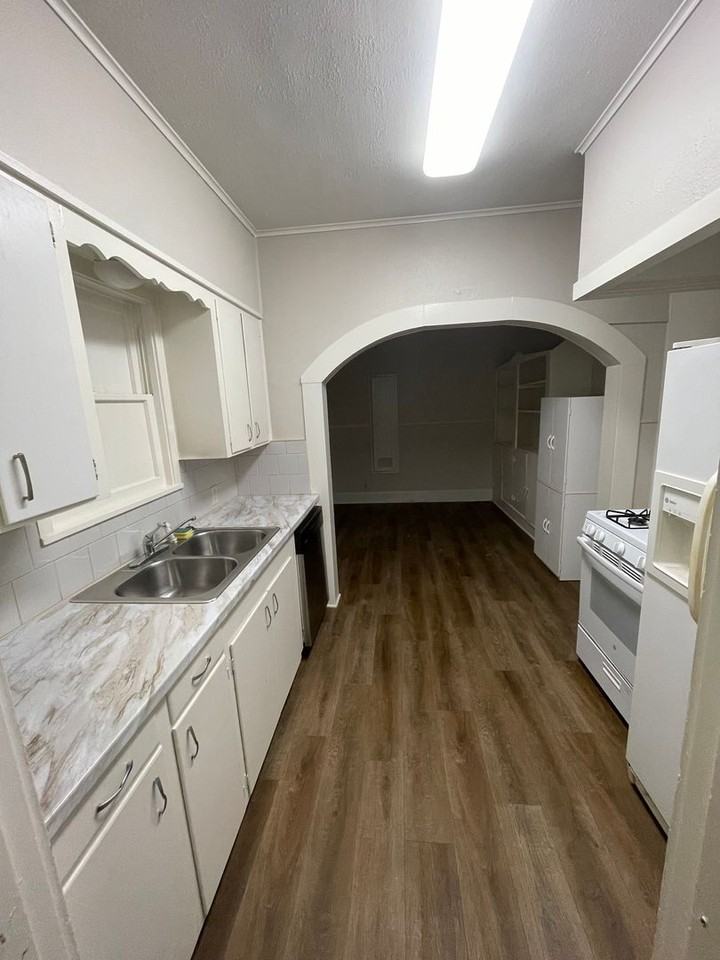 127 Albany Ave - Photo 4 of 8