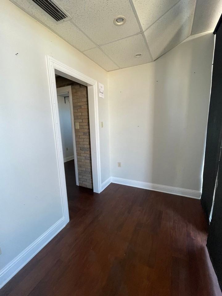 111 Freestate Blvd - Photo 3 of 10
