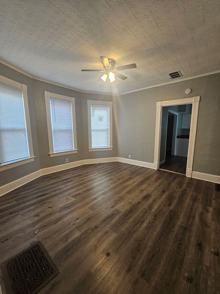 537 W 16th St - Photo 3 of 19