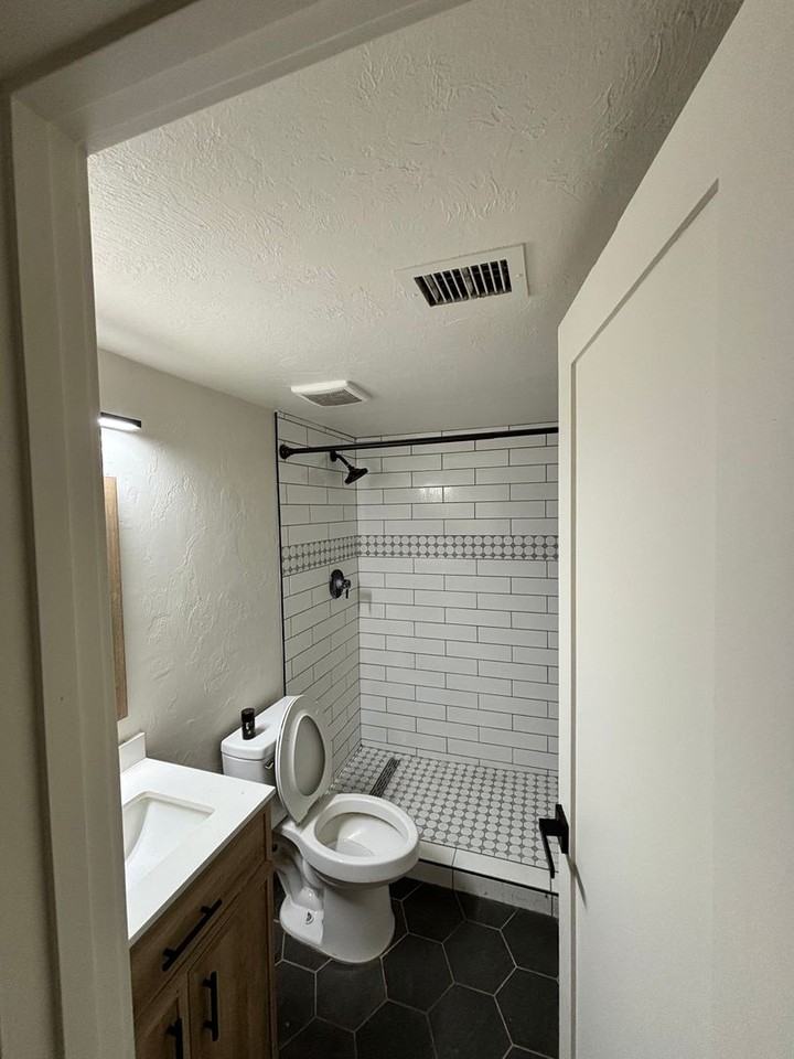 1040 N 7th Ave - Photo 5 of 9